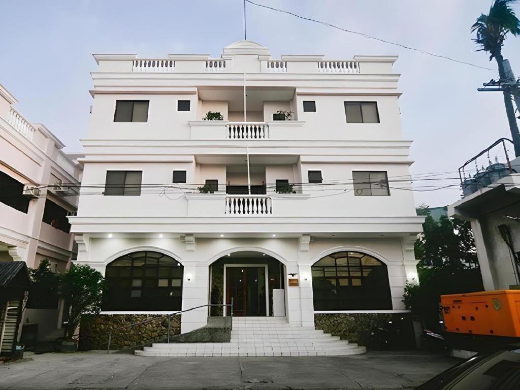 El Haciendero Private Hotel Илоило Экстерьер фото