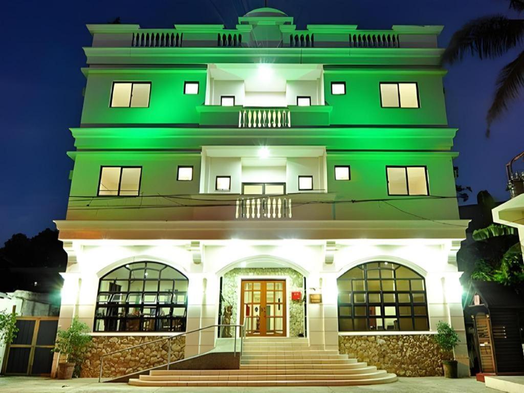 El Haciendero Private Hotel Илоило Экстерьер фото