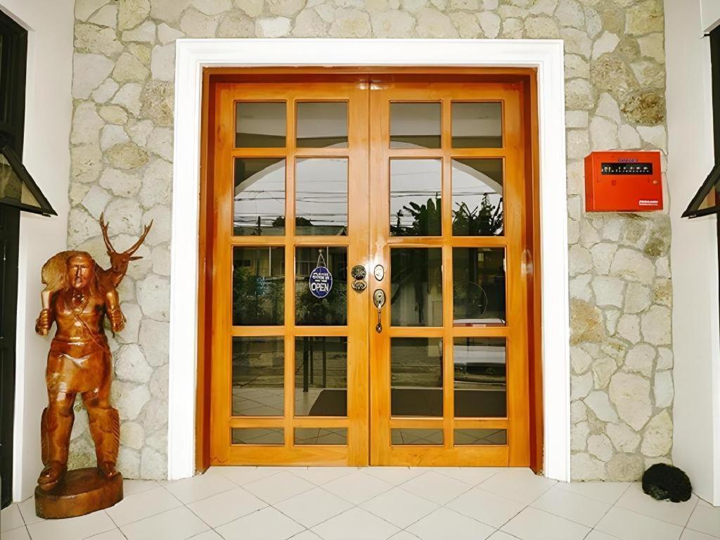 El Haciendero Private Hotel Илоило Экстерьер фото
