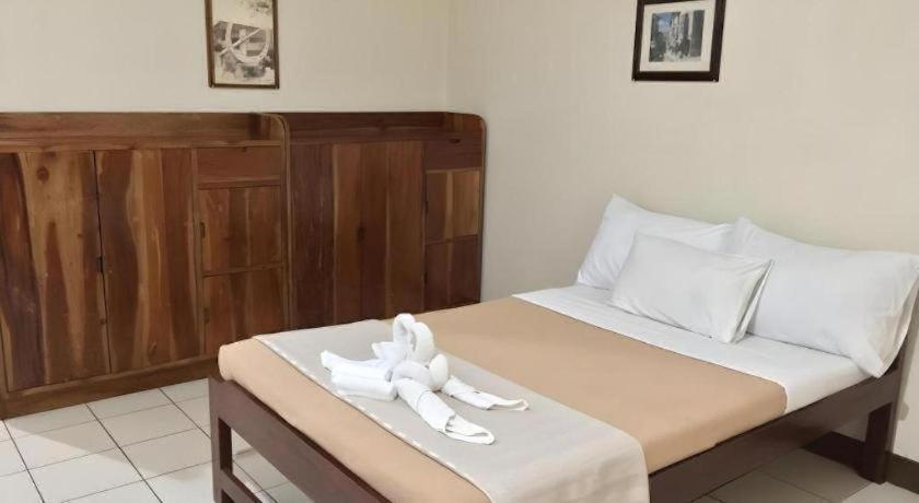El Haciendero Private Hotel Илоило Экстерьер фото