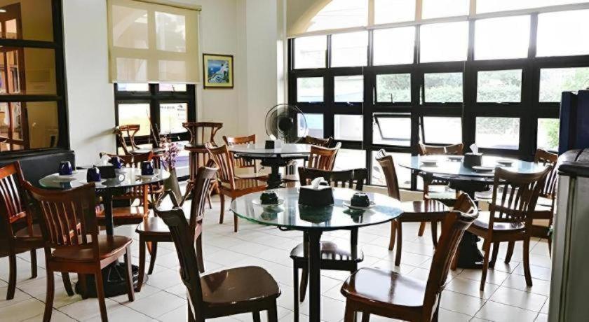El Haciendero Private Hotel Илоило Экстерьер фото