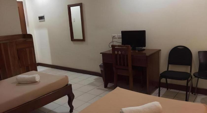 El Haciendero Private Hotel Илоило Экстерьер фото