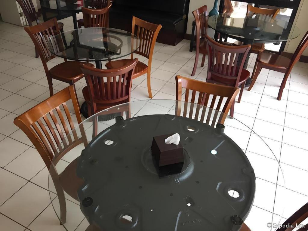 El Haciendero Private Hotel Илоило Экстерьер фото